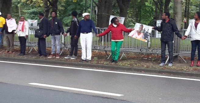 Une chaîne humaine devant l'ambassade du Rwanda à Bruxelles le 28/7/2015